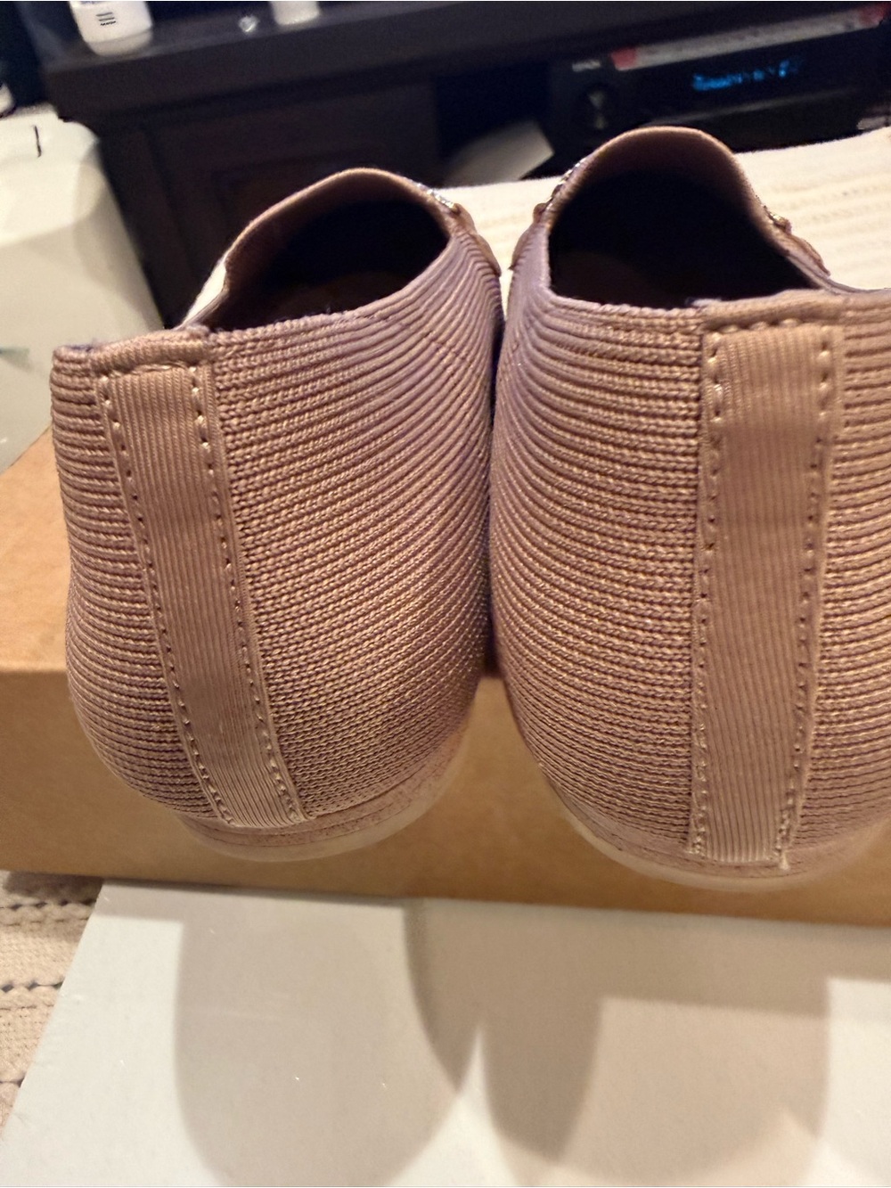 Women’s Skechers Slip-On Knit Loafers with Metallic Chain in Mauve-Size 9 - Picture 3 of 9